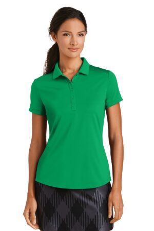811807_pinegreen_model_front_012016