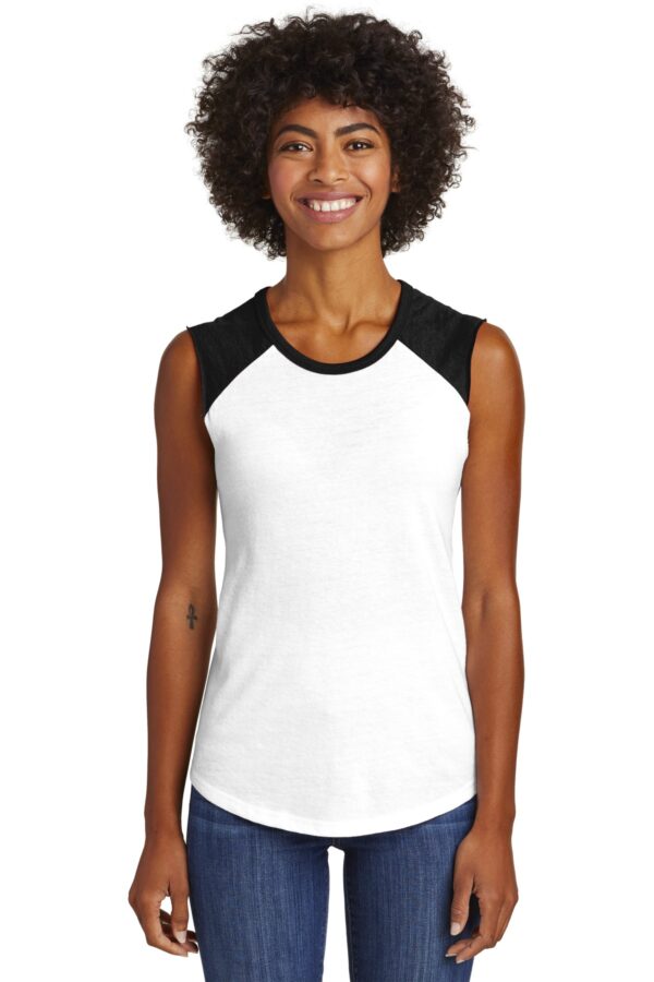 AA5104_whiteblack_front_model_122017